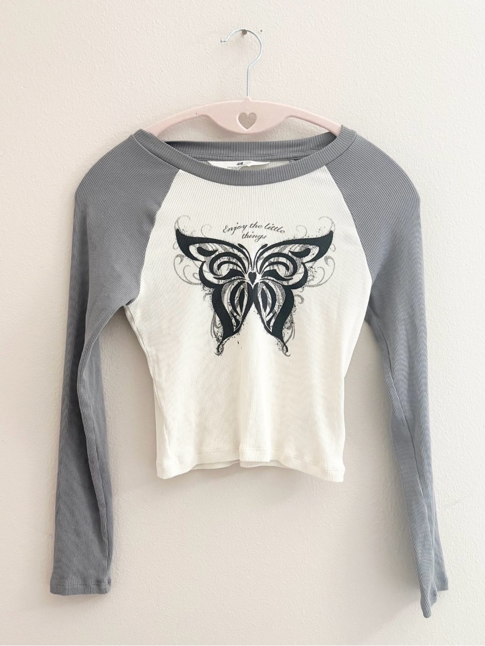 5/$15 🩷 H&M White and Gray Long-Sleeve Raglan Top with Black Butterfly Print